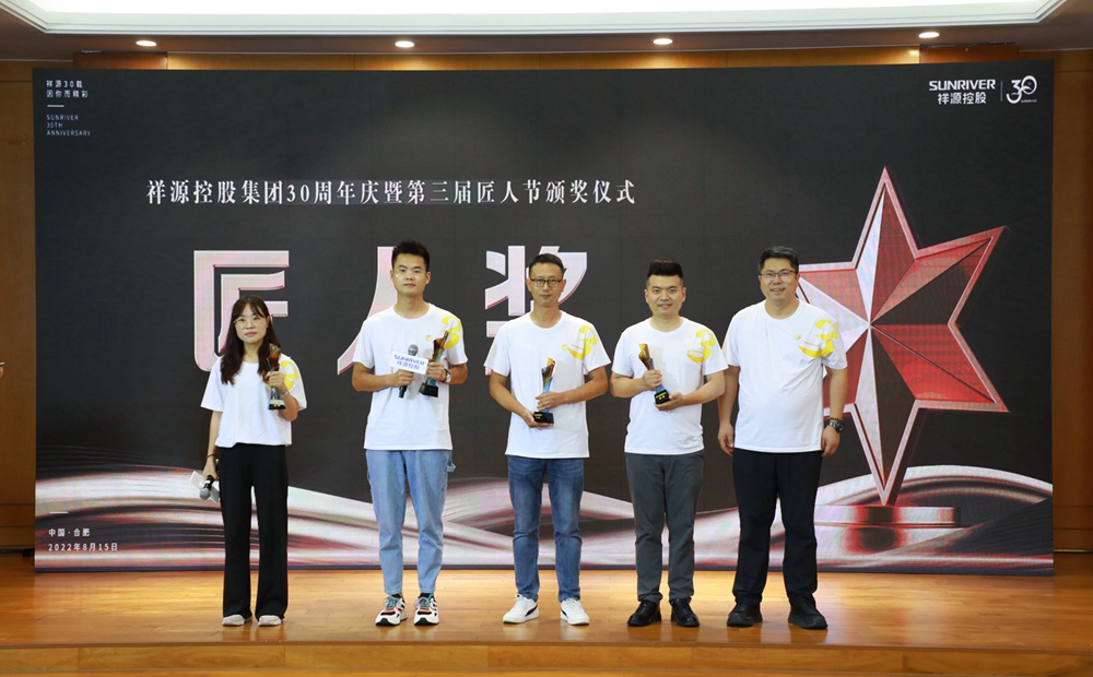 1660634683542555sN59.jpg PP电子游戏控股集团助理总裁孙东洋为PP电子游戏匠人代表颁奖.JPG